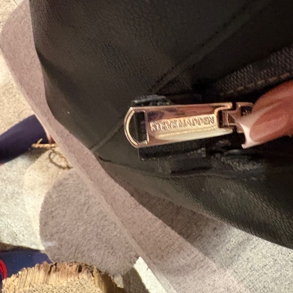 Steve Madden Tote Bag - Picture 8 of 16